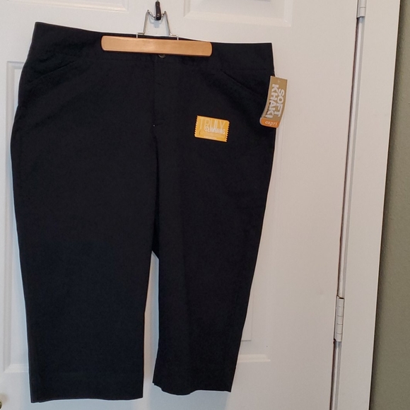 NWT Women's Dockers Khaki Capri - Picture 2 of 9